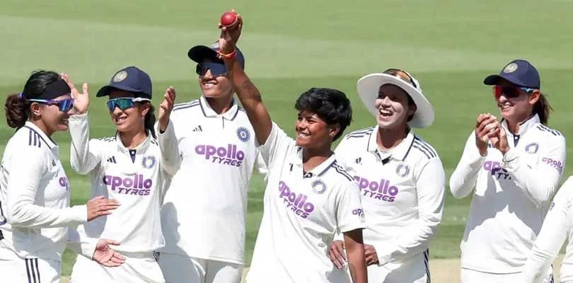 ইতিহাস গড়ে ক্রান্তির ৫ উইকেট