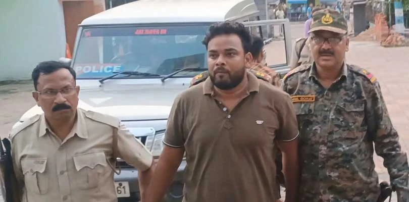 তোলাবাজি, প্রতারণা, জালিয়াতি, পঞ্চায়েত ভোটে সন্ত্রাস সহ একাধিক অভিযোগে পুরুলিয়ার তৃণমূলের প্রাক্তন সংখ্যালঘু সেলের জেলা সভাপতি সাদ্দাম হোসেন আনসারী গ্রেপ্তার