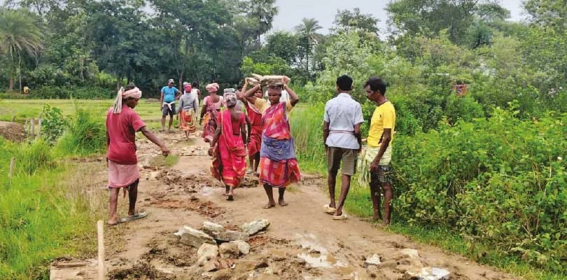 রানিবাঁধে বেহাল রাস্তার সংস্কার করলেন গ্রামবাসীরাই
