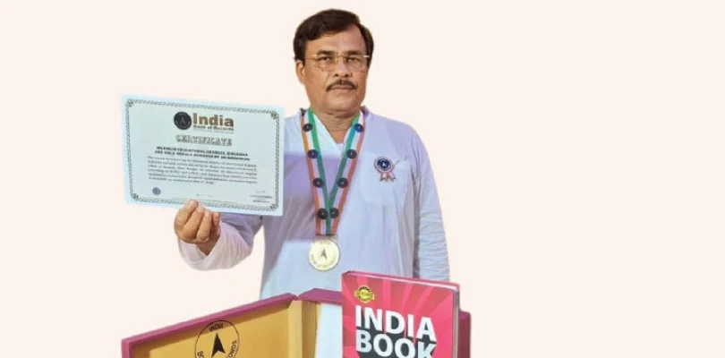 ৩০টি শিক্ষাগত ডিগ্রি, দু’টি স্বর্ণপদক পেয়ে রেকর্ড শিক্ষকের