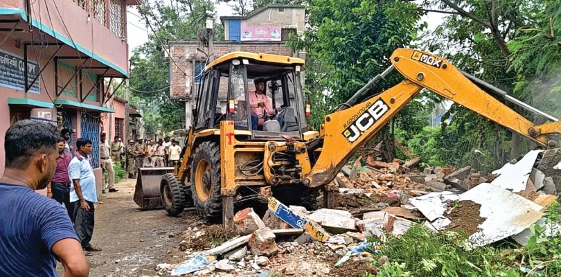 কীর্ণাহারে উচ্ছেদ অভিযানে বুলডোজার রেলের