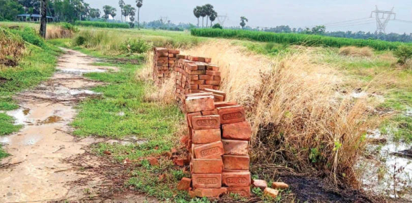 পথশ্রী-রাস্তাশ্রী ৪ প্রকল্পের কাজ থমকে রয়েছে উদয়নারায়ণপুরে