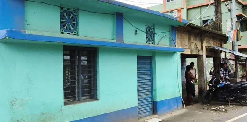 চাঁচলের মকদমপুরে যাত্রী প্রতীক্ষালয় দখল করে তৃণমূলের পার্টি অফিস