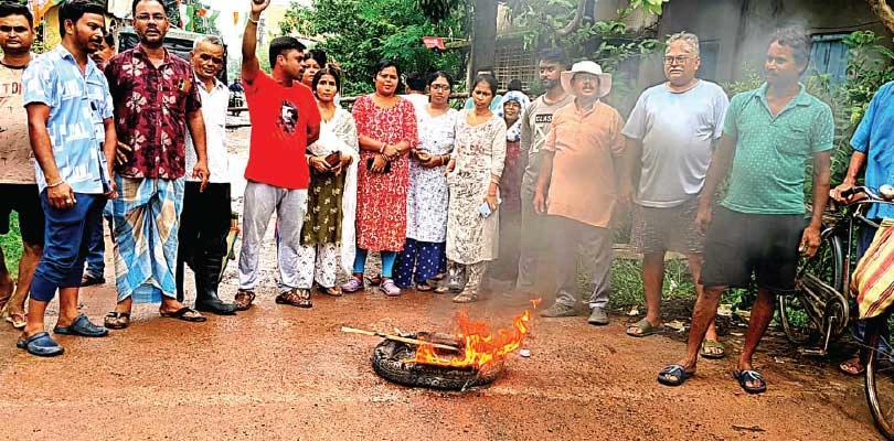 আগরপাড়ার রামকৃষ্ণ রোড বেহাল,  টায়ার জ্বালিয়ে বিক্ষোভ বাসিন্দাদের