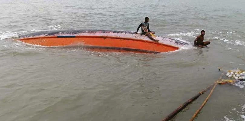 ডুবে যাওয়া ট্রলার থেকে উদ্ধার নয় জন মৎস্যজীবীর দেহ, এখনো নিখোঁজ ছয়