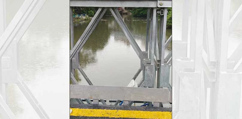 নয়া বেইলি ব্রিজের দু’ধারে গার্ডওয়াল নেই, অসাবধান হলেই খালের জলে!