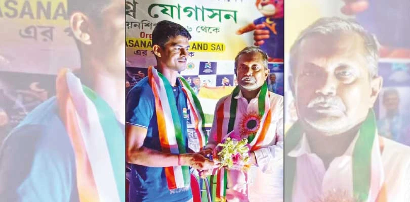 সীমান্ত পাহারার ফাঁকে একাগ্র অনুশীলন যোগাসনে বিশ্বসেরা অশোকনগরের যুবক