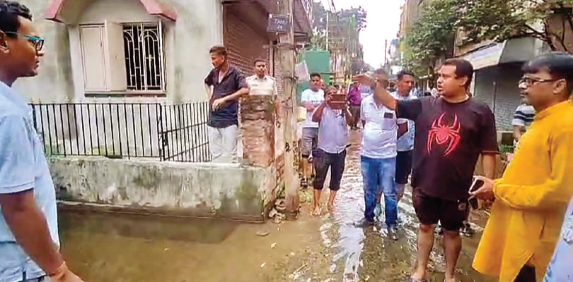 অল্প বৃষ্টিতেই বারাকপুরজুড়ে জমছে জল,  নিকাশি নালার ২৪ কোটির ডিপিআর আটকে