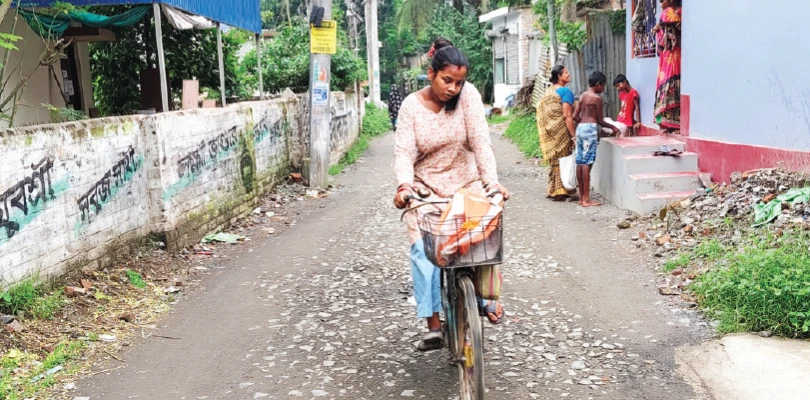 নবদ্বীপে পথশ্রীর রাস্তার কাজ থমকে, বেহাল দশা নিয়েই ঝুঁকির যাতায়াত
