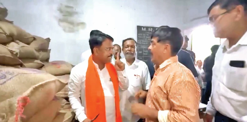 অশোকনগরে খাদ্যমন্ত্রীর আচমকা অভিযান, গ্রেপ্তার রেশন ডিলার