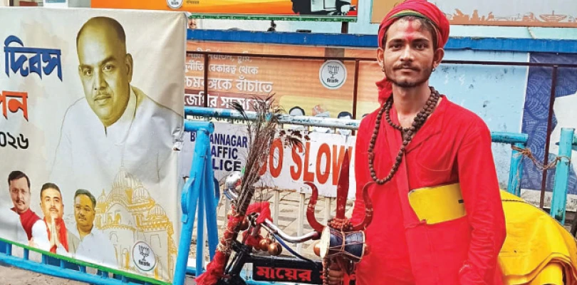 মন্দির ভেঙেছে তৃণমূল, সাইকেলে মালদহ থেকে সল্টলেকের বিজেপি অফিসে পূজারি