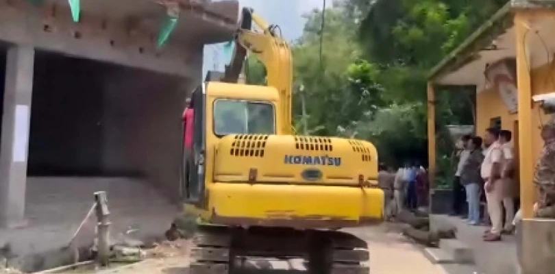 তৃণমূল নেতার বেআইনি নির্মাণ ভাঙতে দীপাঞ্চলে বুলডোজার