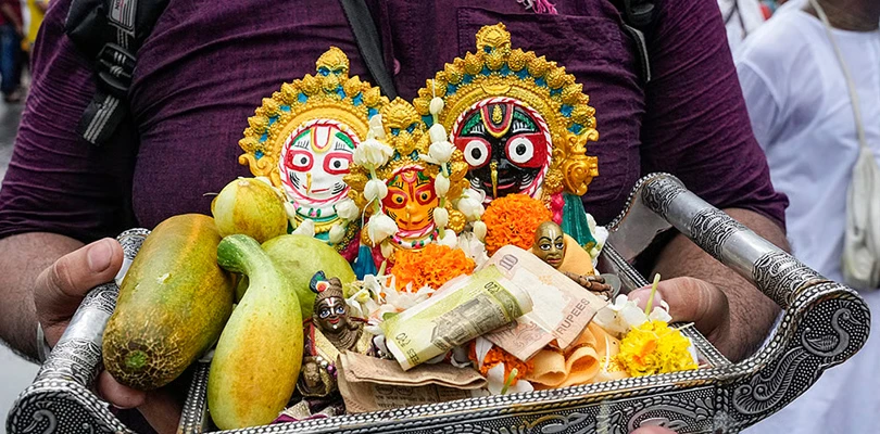 বাদুড়িয়ায় প্রাচীন রথযাত্রায় ভক্তদের ঢল