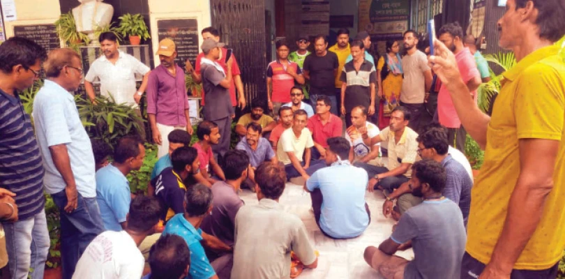 বেতন বৃদ্ধির দাবিতে মধ্যমগ্রাম পুরসভায় বিক্ষোভ সাফাইকর্মীদের