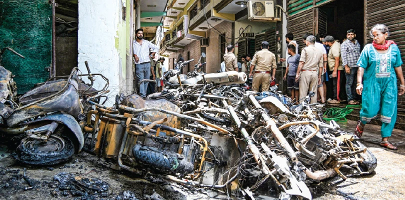 বৈদ্যুতিন গাড়িতে শর্টসার্কিটের জের, নয়ডার বহুতলে আগুন, মৃত ২, গ্রেপ্তার মালিক