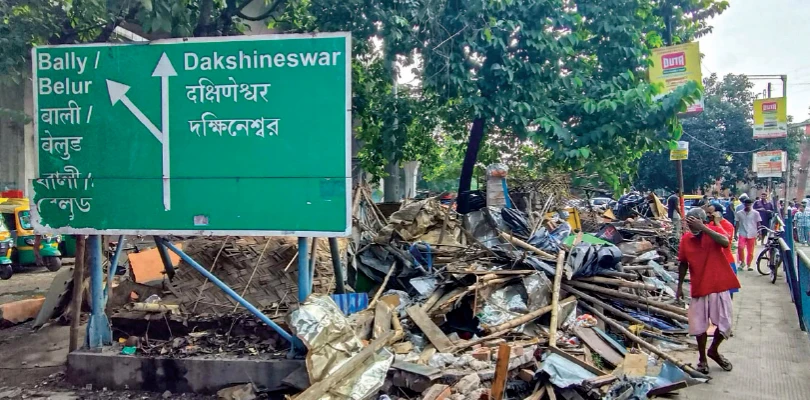 মধ্যরাতে বুলডোজার, দক্ষিণেশ্বর  মোড়ে ভাঙা হল ১৯৫টি দোকান