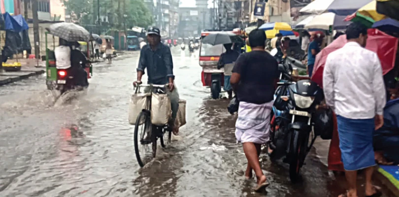 জমা জল, যানজট, ফুটপাত দখল, বাঁকড়া বাজারে নিত্যযন্ত্রণা যাত্রীদের