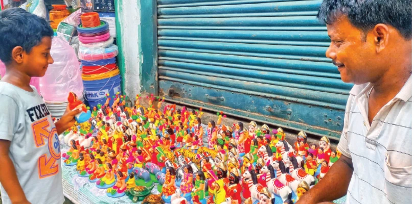মেলায় অন্যান্য পুতুলের সঙ্গে আধুনিক কার্টুন চরিত্রও মিশে যাচ্ছে, খুশি শিশুরা