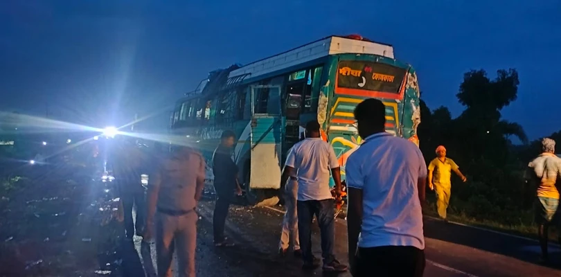 বৃহস্পতিবার ভোররাতে খেজুরিতে রাস্তায় দাঁড়িয়ে থাকা বাসে লরির ধাক্কা, চার জনের মৃত্যু, জখম তিন