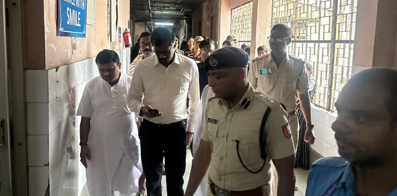 মুর্শিদাবাদের দুর্ঘটনায় হাসপাতালে জখমদের দেখতে গেলেন জেলাশাসক আর অর্জুন ও পুলিশ সুপার সচিন মক্কার