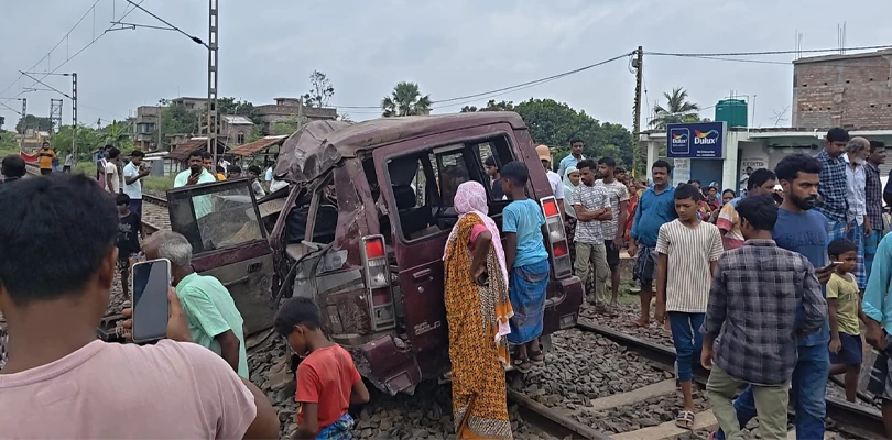 সাতসকালেই ভয়াবহ দুর্ঘটনা! স্কুল পড়ুয়া ভর্তি গাড়িতে সজোরে ধাক্কা ট্রেনের, মৃত তিন