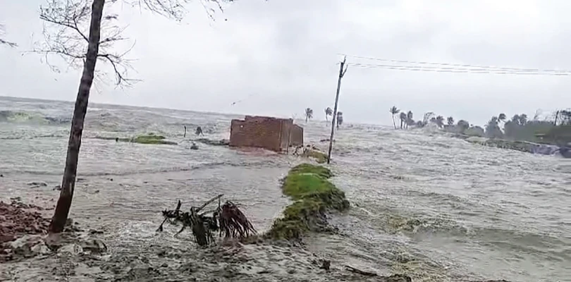 বাঁধ উপচে সমুদ্রের জল ঢুকে বানভাসি পাথরপ্রতিমার গ্রাম