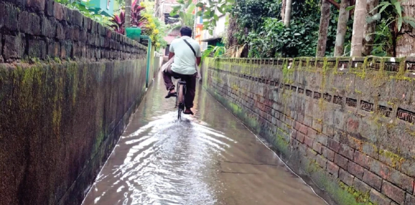 বারুইপুরে ৪ ও ১৪ নম্বর ওয়ার্ডের বেশকিছু এলাকা এখনও জলমগ্ন