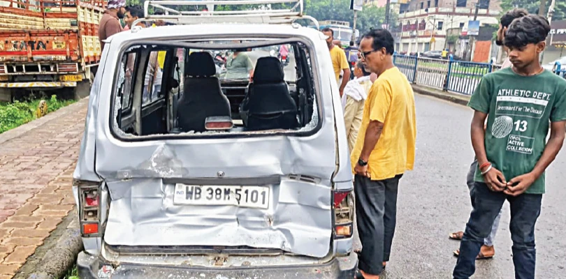 আসানসোলে বাসের ধাক্কা পুলকারে জখম ৫ পড়ুয়া, মৃত এক পথচারী