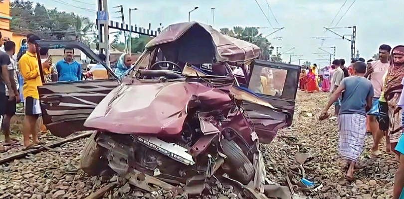 মুর্শিদাবাদে পুলকারে ট্রেনের ধাক্কা, মৃত ৪ পড়ুয়া সহ পাঁচ
