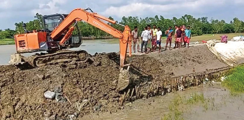 গোসাবায় নদীবাঁধে ধস, জমি ও বাড়ি প্লাবিত পাথরপ্রতিমায়