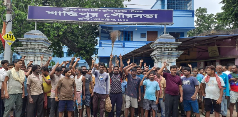 সমকাজে সমবেতন ও মূল্যবৃদ্ধির দাবিতে শান্তিপুর পৌরসভায় বিক্ষোভ শ্রমীকদের