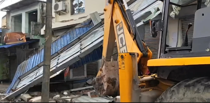 প্ল্যান ছাড়াই বিল্ডিং তৈরির অভিযোগ, অভিষেকের কার্যালয়ে বুলডোজার