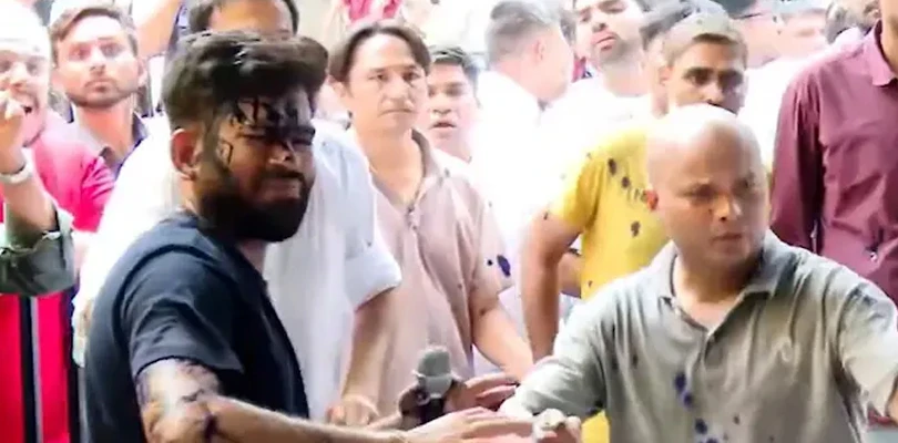 অভিজিৎ দিপকেকে লক্ষ্য করে কালি ছুড়লেন এক মহিলা