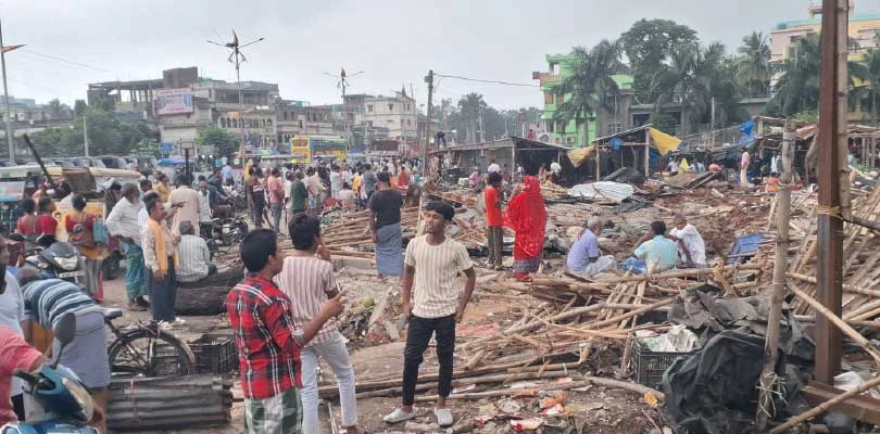 ঘাটালে বুলডোজার, অবৈধ দোকান গুঁড়িয়ে খালি ফুটপাত