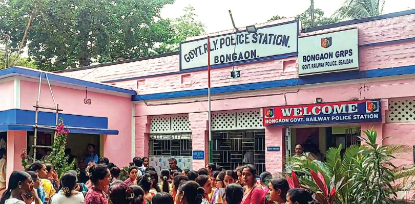ভেন্ডারে ওঠায় দুই কিশোরীকে কু-মন্তব্য টিকিট পরীক্ষকের, বনগাঁয় তুমুল বিক্ষোভ