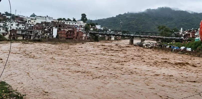 টানা বৃষ্টিতে কাশ্মীরে বন্যা, মৃত অন্তত ১২, স্থগিত অমরনাথ-বৈষ্ণোদেবী যাত্রা