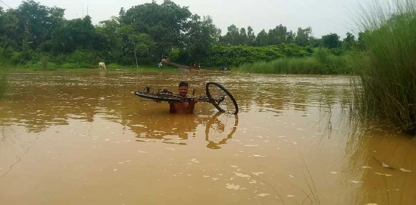 জয়পন্ডার জলের তোড়ে ভেসেছে অস্থায়ী সেতু