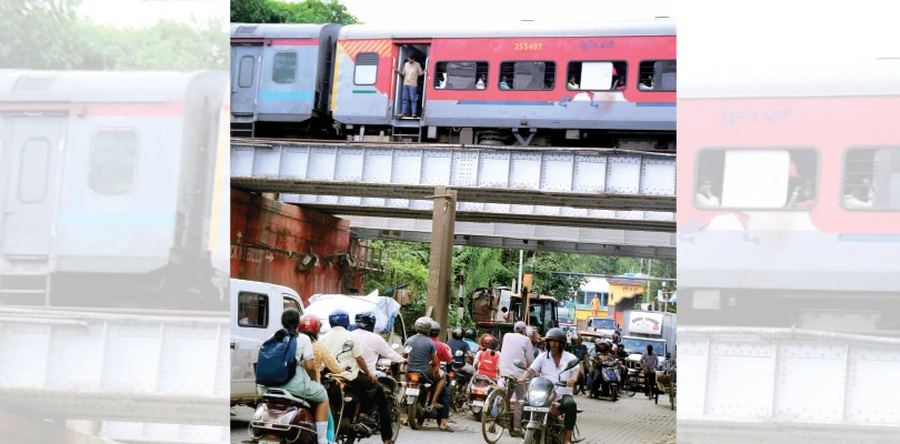 ট্রেনের বর্জ্যে দুর্ভোগ: চ্যাটার্জিপাড়া, দাসনগর আন্ডারপাসে সুরক্ষা শেড তৈরির পরিকল্পনা