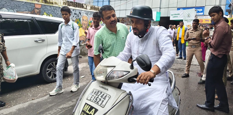 আজ শিলিগুড়িতে স্কুটার চালিয়েই সরকারি অনুষ্ঠানে এলেন রাজ্যের পরিষদীয় ও পর্যটনমন্ত্রী শংকর ঘোষ