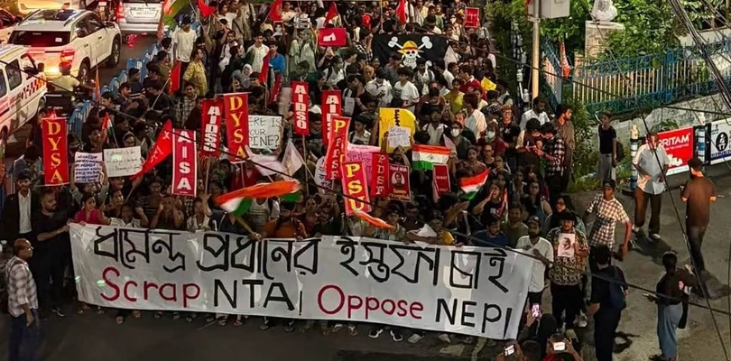 কেন্দ্রীয় শিক্ষামন্ত্রীর ইস্তফার দাবিতে যাদবপুরে পড়ুয়াদের মিছিল