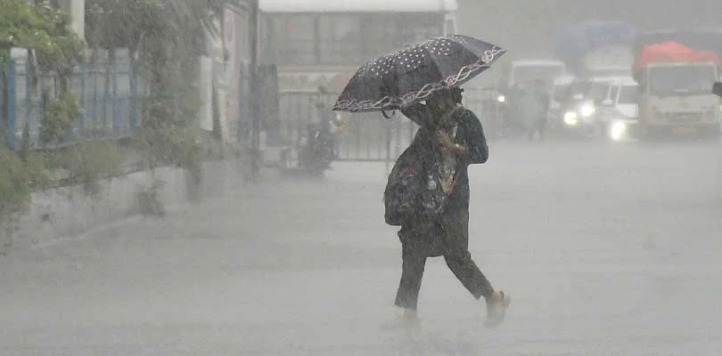 বজ্রগর্ভ মেঘে ২ ঘণ্টার বৃষ্টি, ভাসল শহর