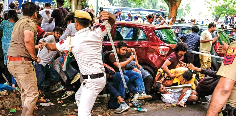 বিক্ষোভে বেসামাল দিল্লি, ‘ককরোচ’দের উপর বেপরোয়া লাঠি-গ্যাস