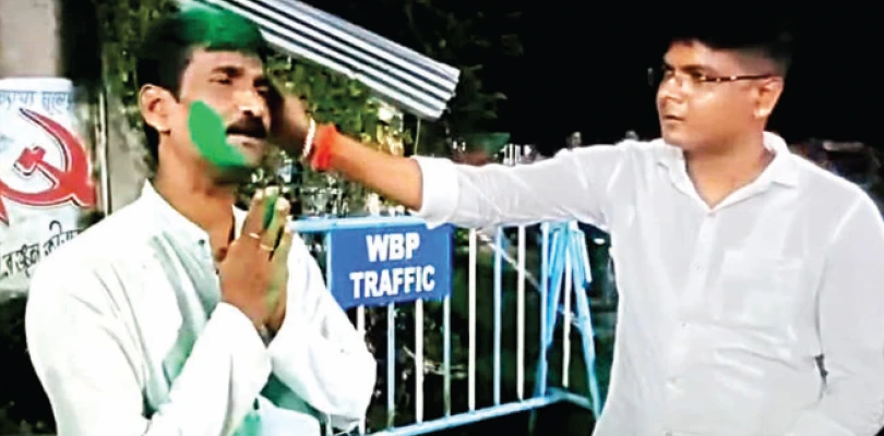 দল বদলে ইচ্ছুক তৃণমূল নেতাকে ফেরানো হল সবুজ আবির মাখিয়ে