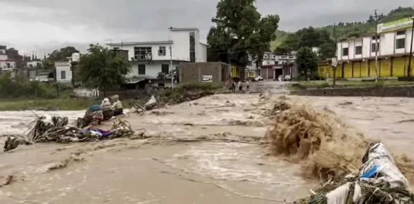 কাশ্মীরে বন্যা: জারি লাল সতর্কতা, মৃত বেড়ে ১৯