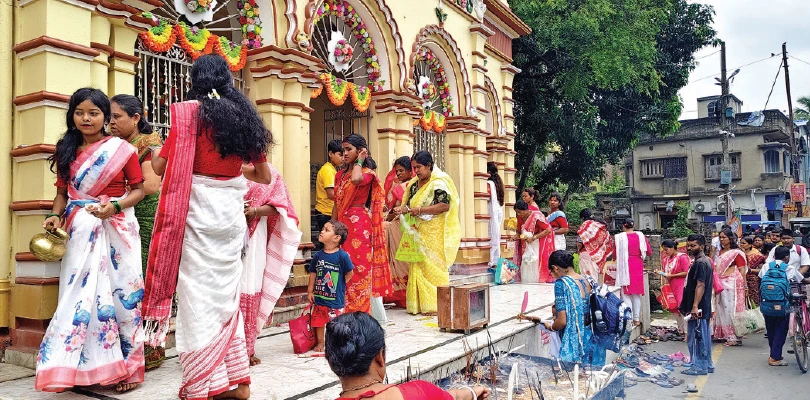 শ্রাবণ মাসের প্রথম সোমবার নবদ্বীপের বিভিন্ন মন্দিরে উপচে পড়ল ভক্তদের ভিড়