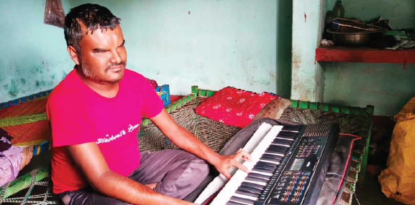 আমায় চক্ষু দুটো দিলে না..., গানে সৃষ্টিকর্তাকে নালিশ ঠুকে জীবনের আলো খোঁজেন কৃপাসিন্ধু