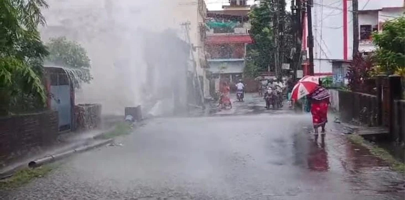সাতসকালে জলপাইগুড়ি পুরসভার ১৮ নম্বর ওয়ার্ডে জলের পাইপ ফেটে বিপত্তি, ব্যাহত যাতায়াত ব্যাবস্থা