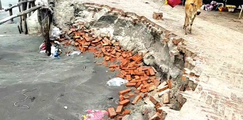 গঙ্গাসাগরে কপিলমুনির মন্দির সংলগ্ন সমুদ্র বাঁধে ধস, আতঙ্ক