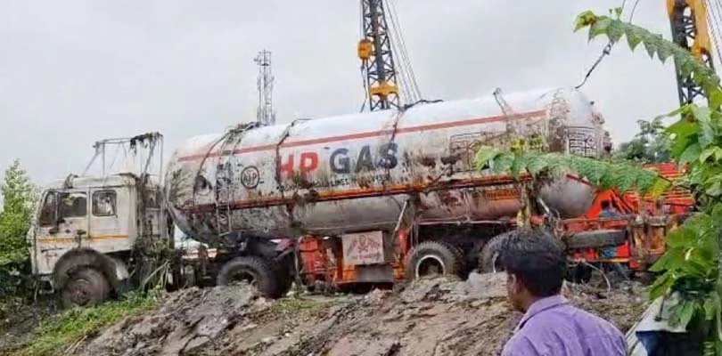 নয়ানজুলিতে উল্টে যাওয়া এলপিজি  ট্যাঙ্কার উদ্ধার, গ্যাস লিকেজে আতঙ্কিত স্থানীয়রা
