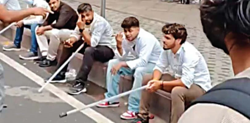 কানে দুল, হাতে লাঠি, পুলিশের সঙ্গী কারা?